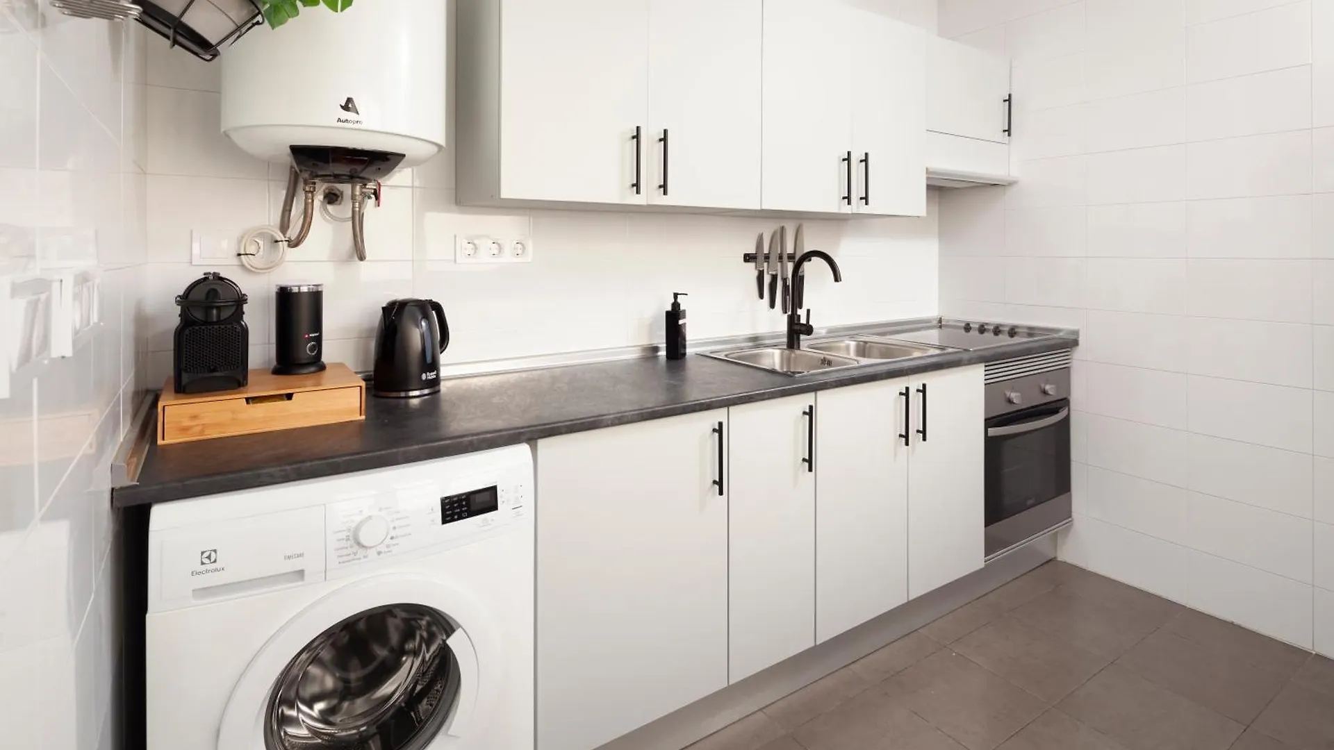 Amazing 2-Bedroom Apartment With Free Parking Malaga 0*,  Spain
