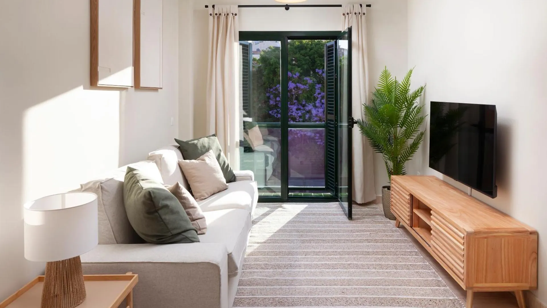 Amazing 2-Bedroom Apartment With Free Parking location
